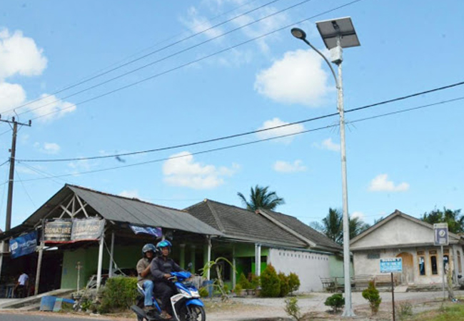 lampu jalan tenaga surya panel surya