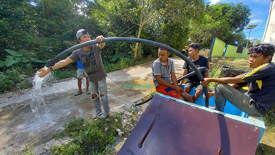 implementasi pompa air tenaga surya sanspower di sintang